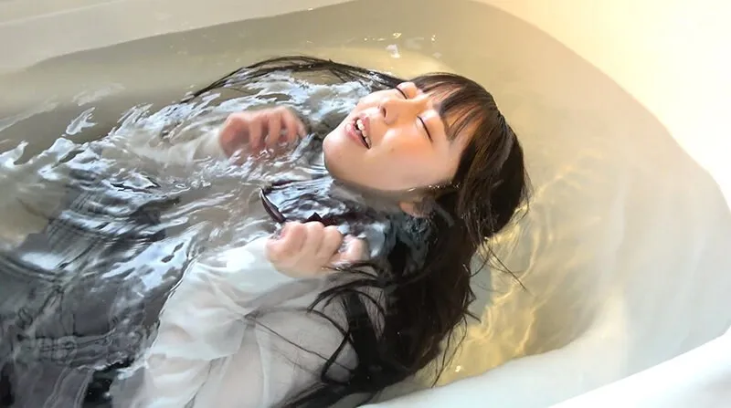 AD-01354 -  [Wet fetish] Wet hair fetish of a beautiful woman in uniform WETLOOK Rion Izumi
