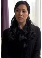 M803G-010 -  We called out to a mother and daughter we saw in town and they cooperated with filming a program and a location shoot with overnight stays. Late at night at the inn where they were staying, the mother moaned and had pleasurable sex next to her daughter!